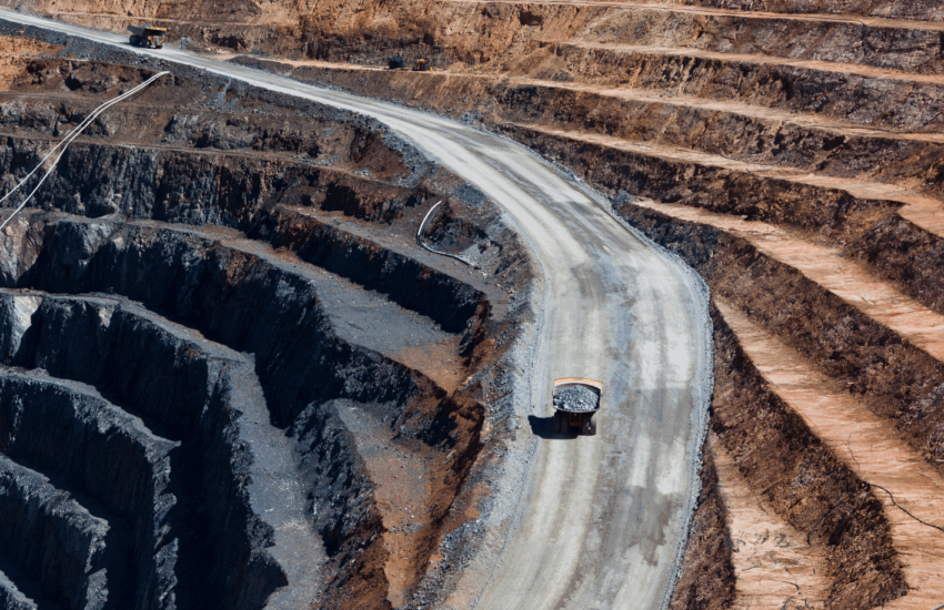 Plan très large d'une mine à ciel ouvert avec un camion très petit qui roule sur l'une de ses routes